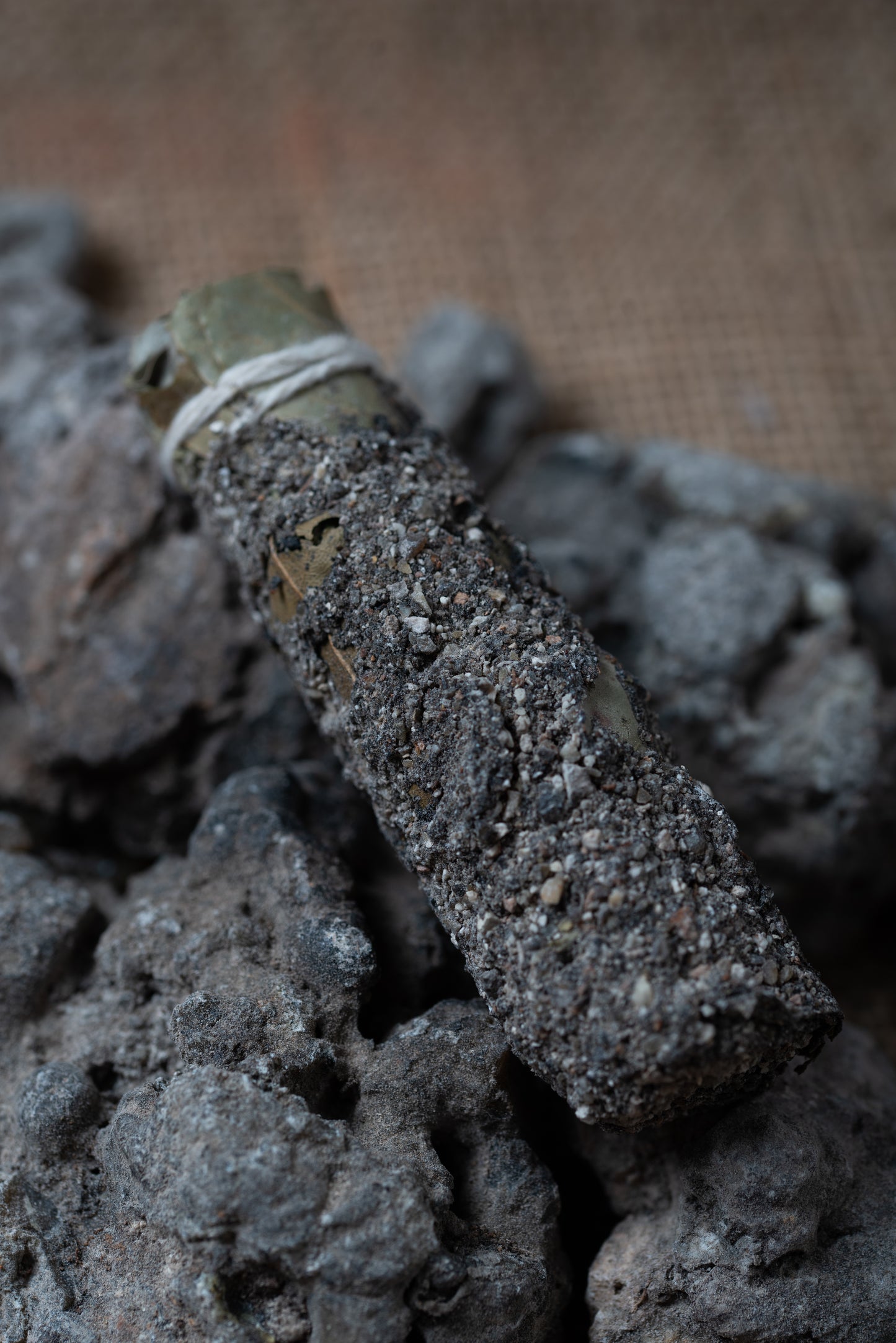 Baghetă S de smudging cu Copal pentru curățare și protecție energetică (SAGRADA MADRE – Sahumito)