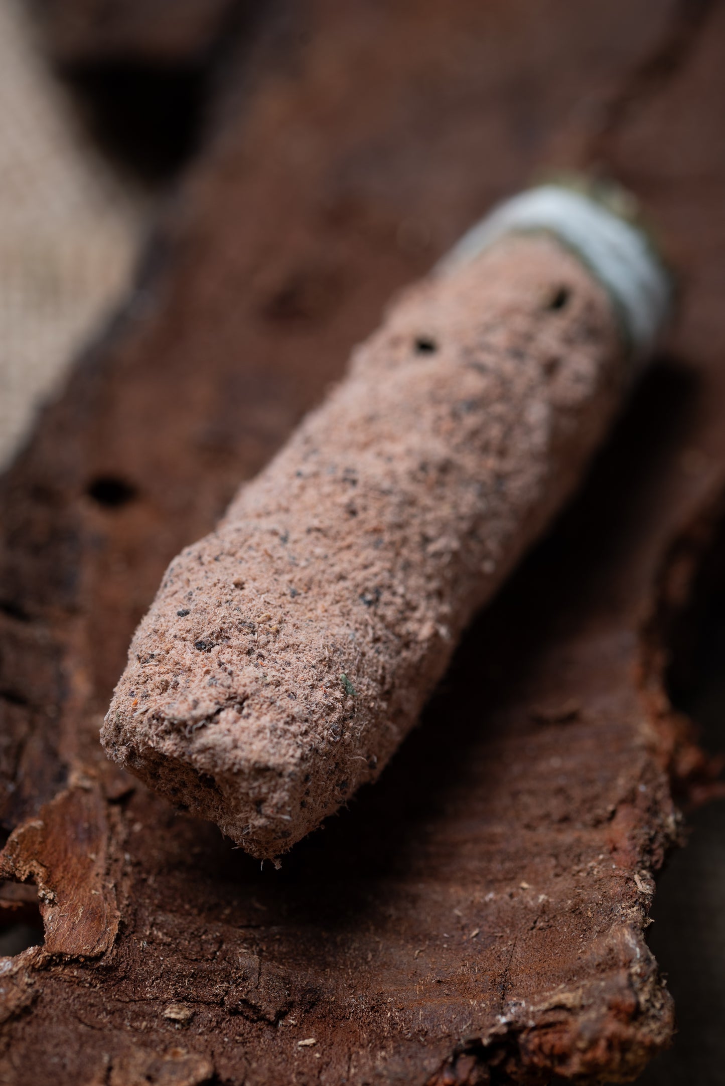 Baghetă S de smudging cu Santal pentru armonie, introspecție și vindecare (SAGRADA MADRE – Sahumito)