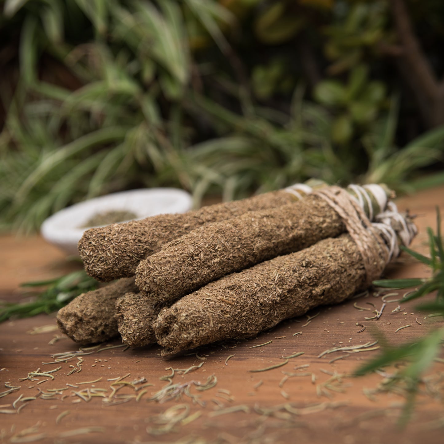 Baghetă de smudging cu Rozmarin pentru claritate mentală și curățare spirituală (SAGRADA MADRE – Sahumos)