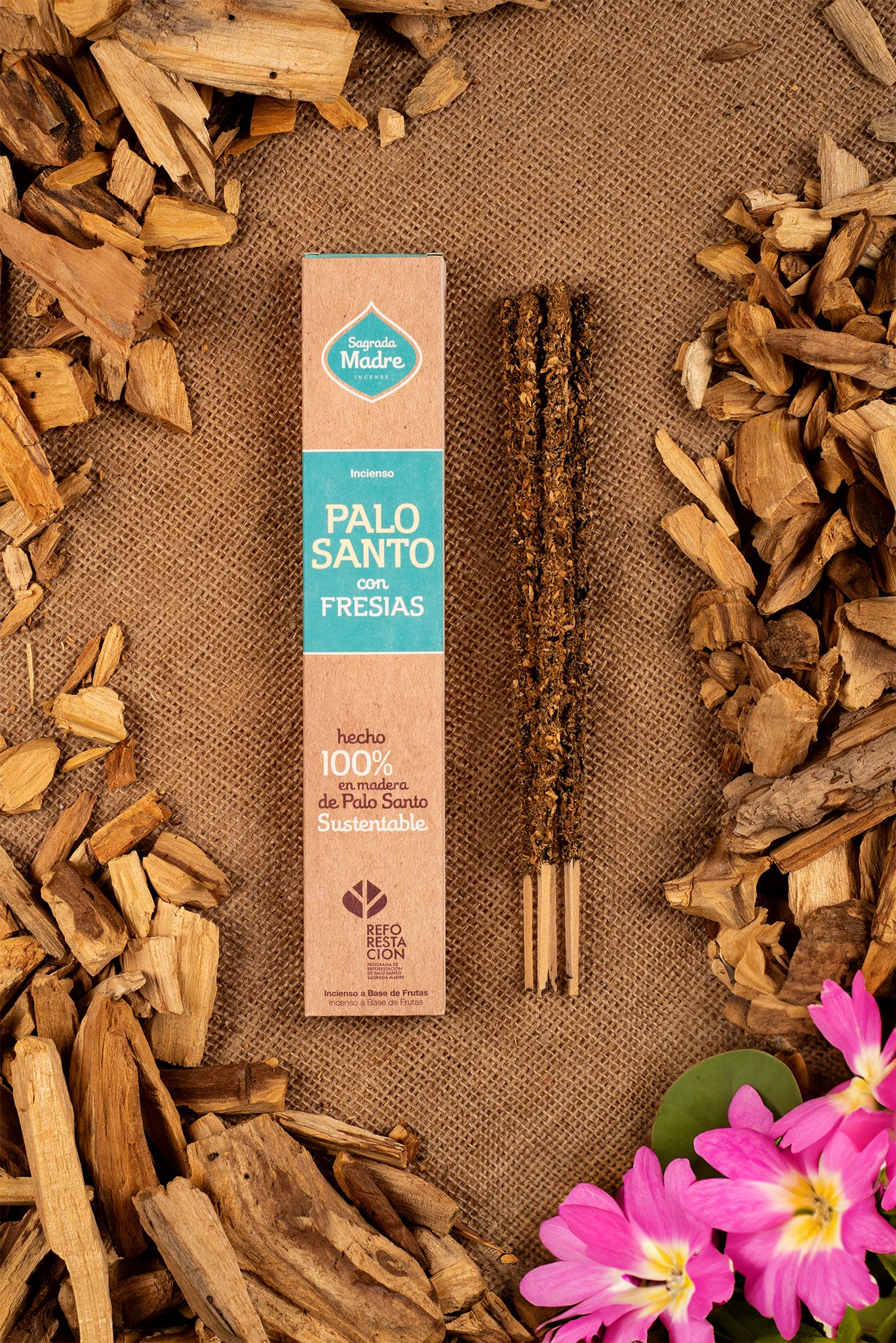 Bețișoare parfumate cu Palo Santo și Frezii pentru liniște și echilibru emoțional (SAGRADA MADRE – Palo Santo Linea)