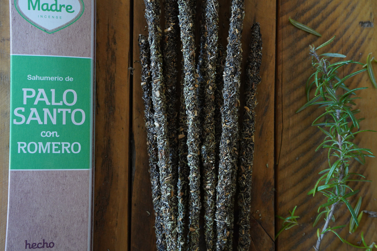 Bețișoare parfumate cu Palo Santo și Rozmarin pentru claritate și protecție spirituală (SAGRADA MADRE – Palo Santo Linea)