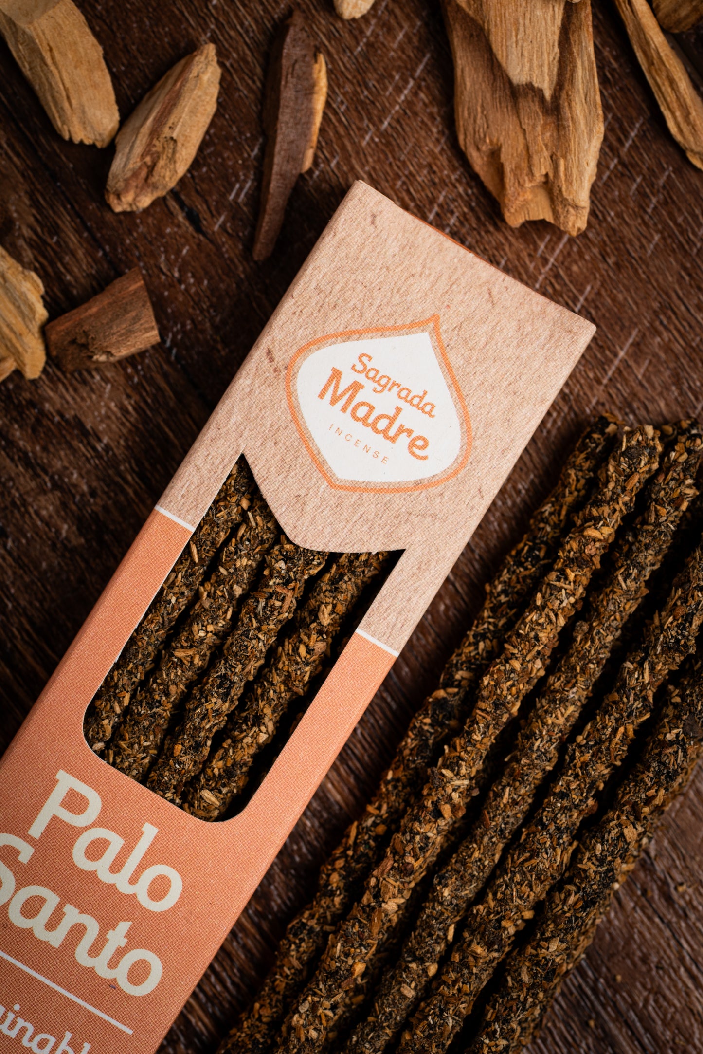 Bețișoare parfumate cu Palo Santo și Scorțișoară pentru curățare energetică, dragoste și abundență (SAGRADA MADRE – Palo Santo Linea)