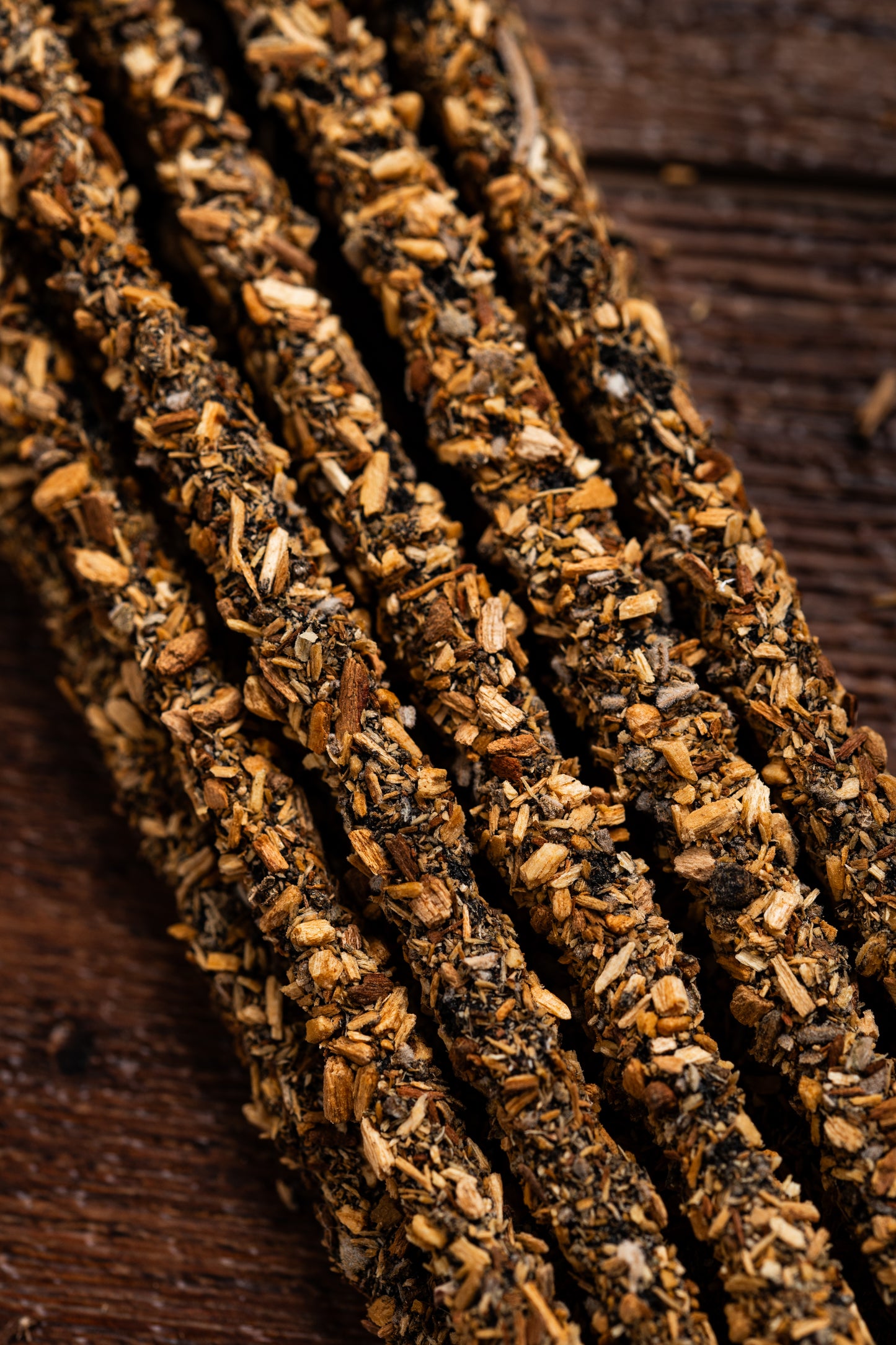 Bețișoare parfumate cu Palo Santo și Scorțișoară pentru curățare energetică, dragoste și abundență (SAGRADA MADRE – Palo Santo Linea)
