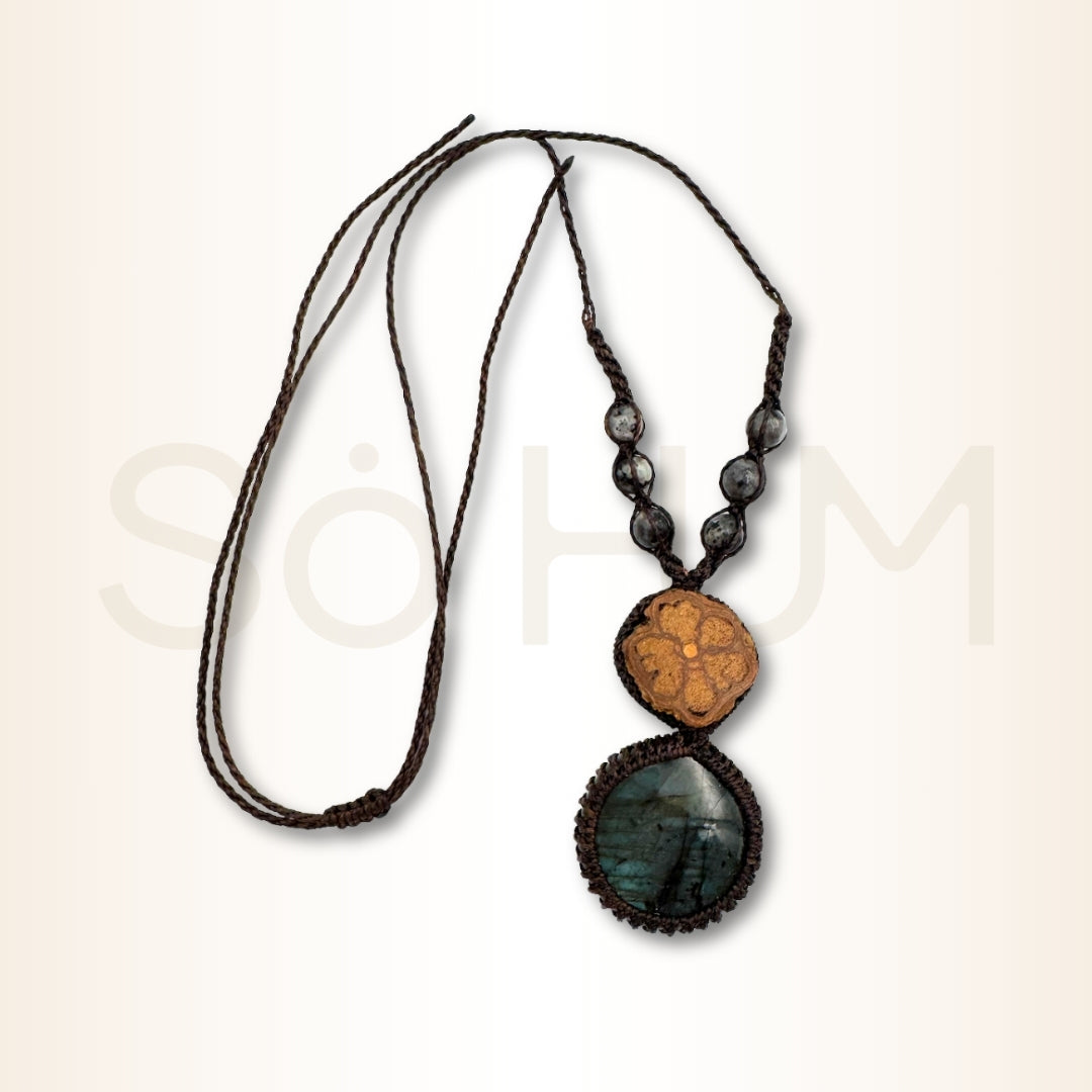 Colier cu Lemn de Ayahuasca și Labradorit pentru intuiție, protecție și transmutare