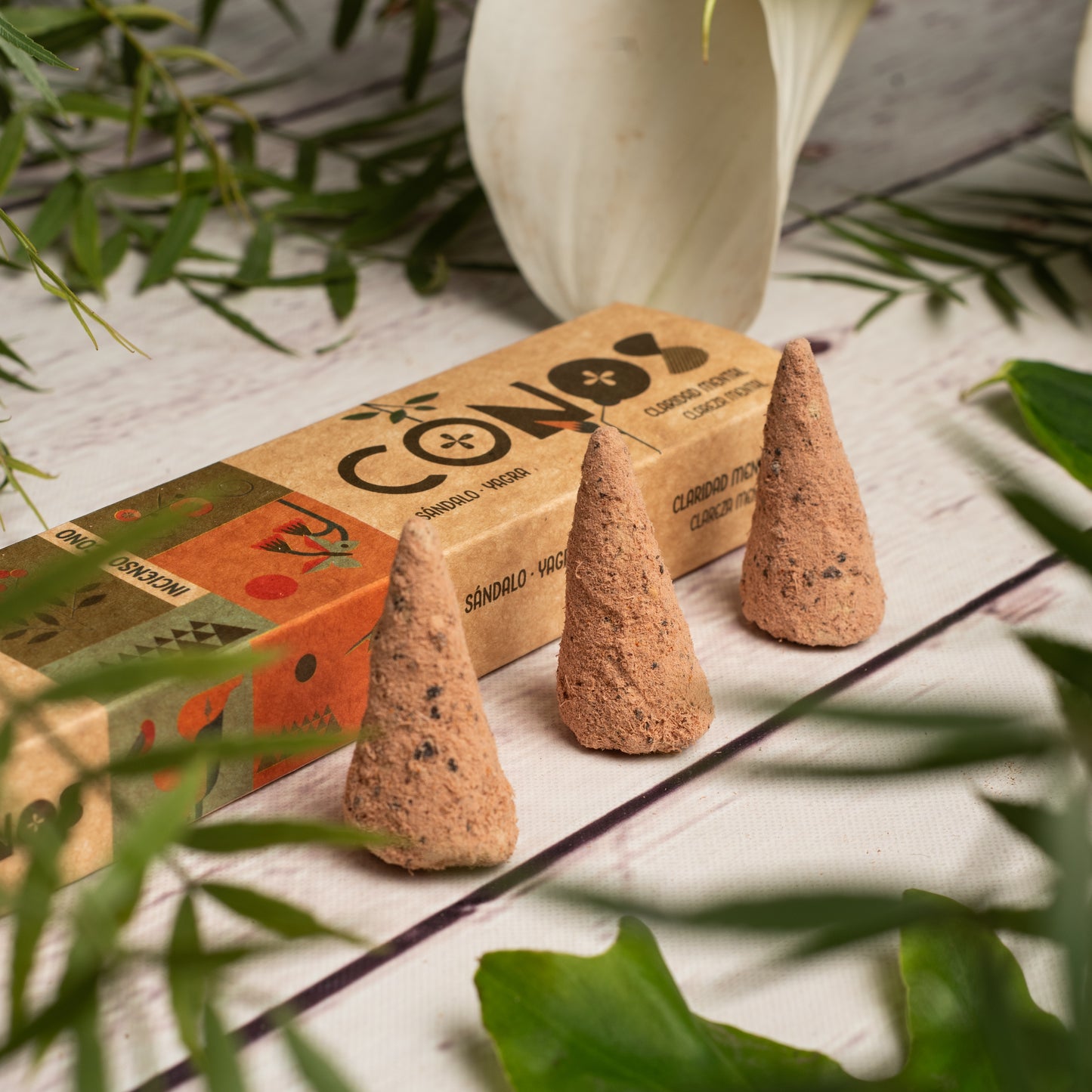 Conuri parfumate naturale cu Lemn de Santal și Yagra pentru claritate mentală și abundență financiară (SAGRADA MADRE - Conos)