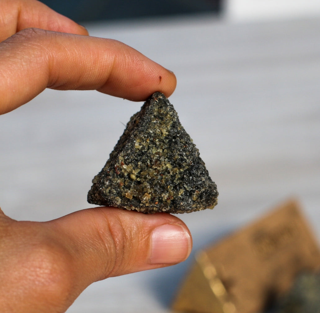 Triunghiuri energetice cu Ambră și Olibanum pentru purificare, fericire și liniște (SAGRADA MADRE – Geometria Sacra Astrala)