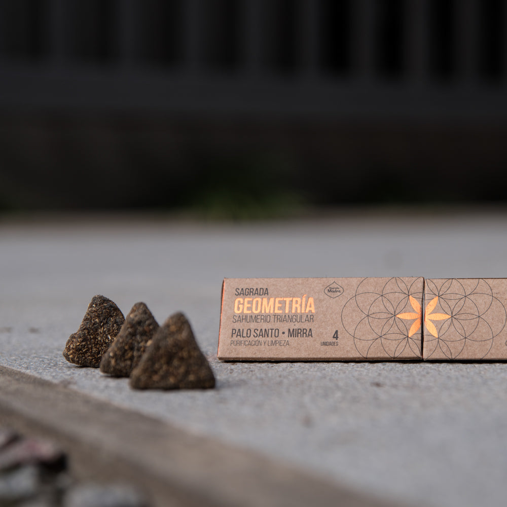 Triunghiuri energetice cu Palo Santo și Smirnă pentru purificare și curățare energetică (SAGRADA MADRE – Geometria Sacra Astrala)