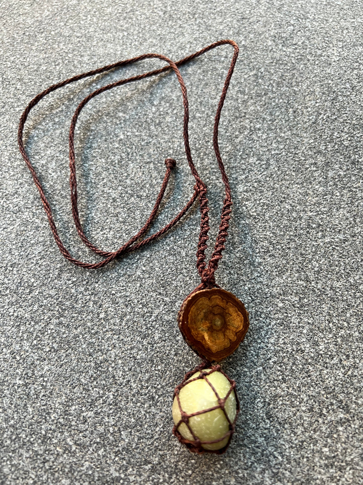 Colier de protectie cu lemn sacru de Chakruna (Ayahuasca) si cristal de Jad