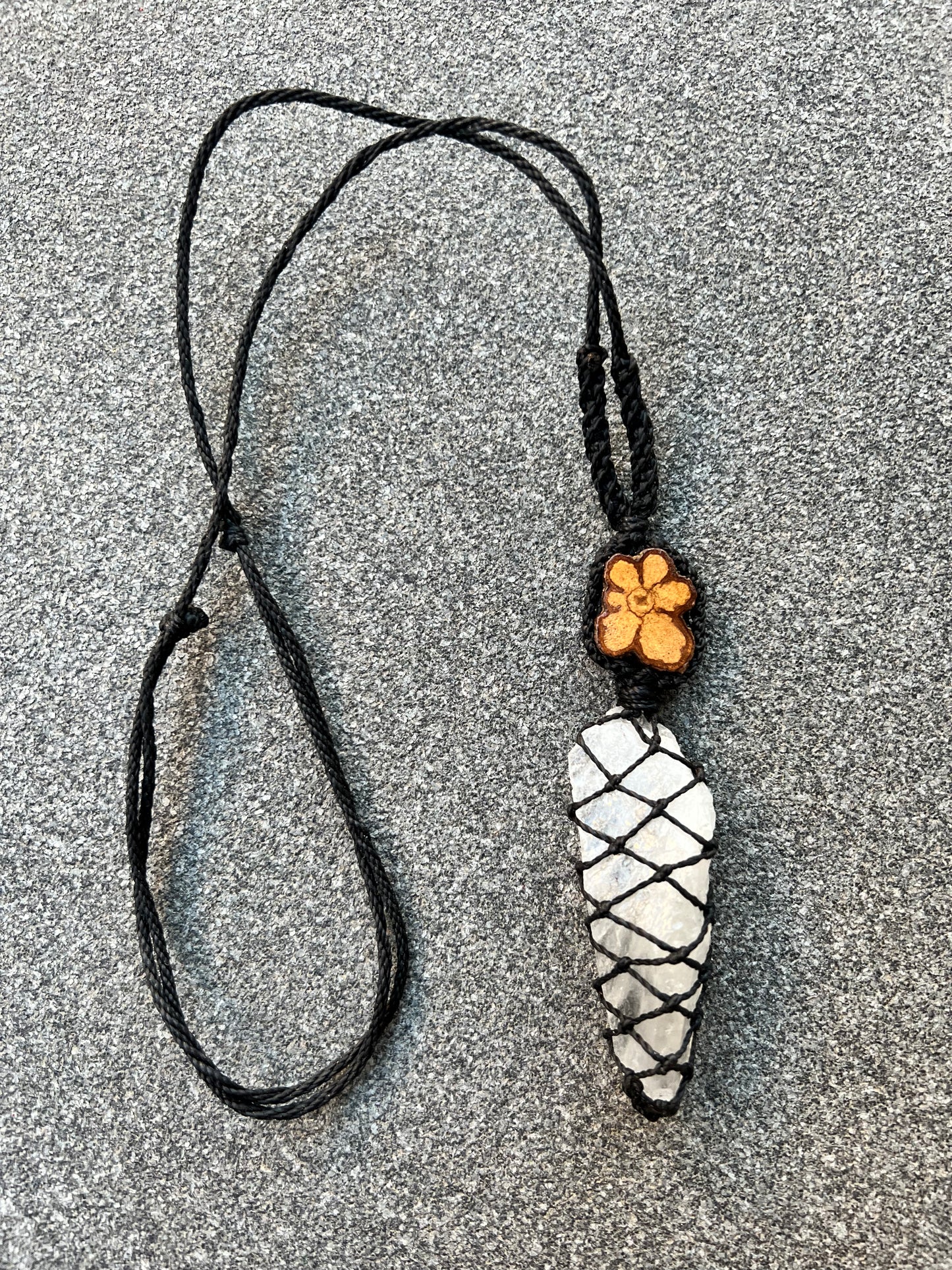 Colier de protectie cu lemn sacru de Chakruna (Ayahuasca) si Cristal lanceolat cu 1 vârf de Cuarț alb