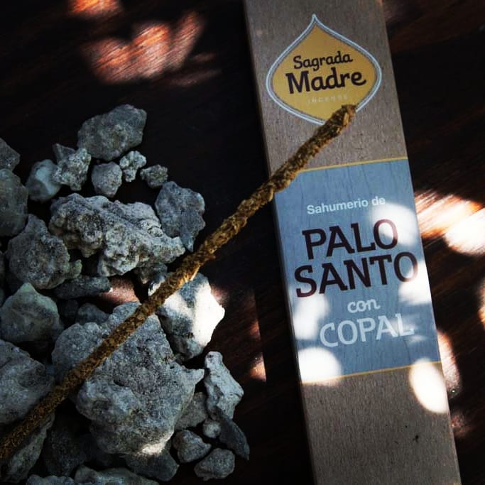 Bețișoare parfumate cu Palo Santo și Copal pentru curățare energetică profundă (SAGRADA MADRE – Palo Santo Linea)