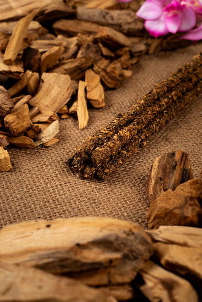 Bețișoare parfumate cu Palo Santo și Frezii pentru liniște și echilibru emoțional (SAGRADA MADRE – Palo Santo Linea)