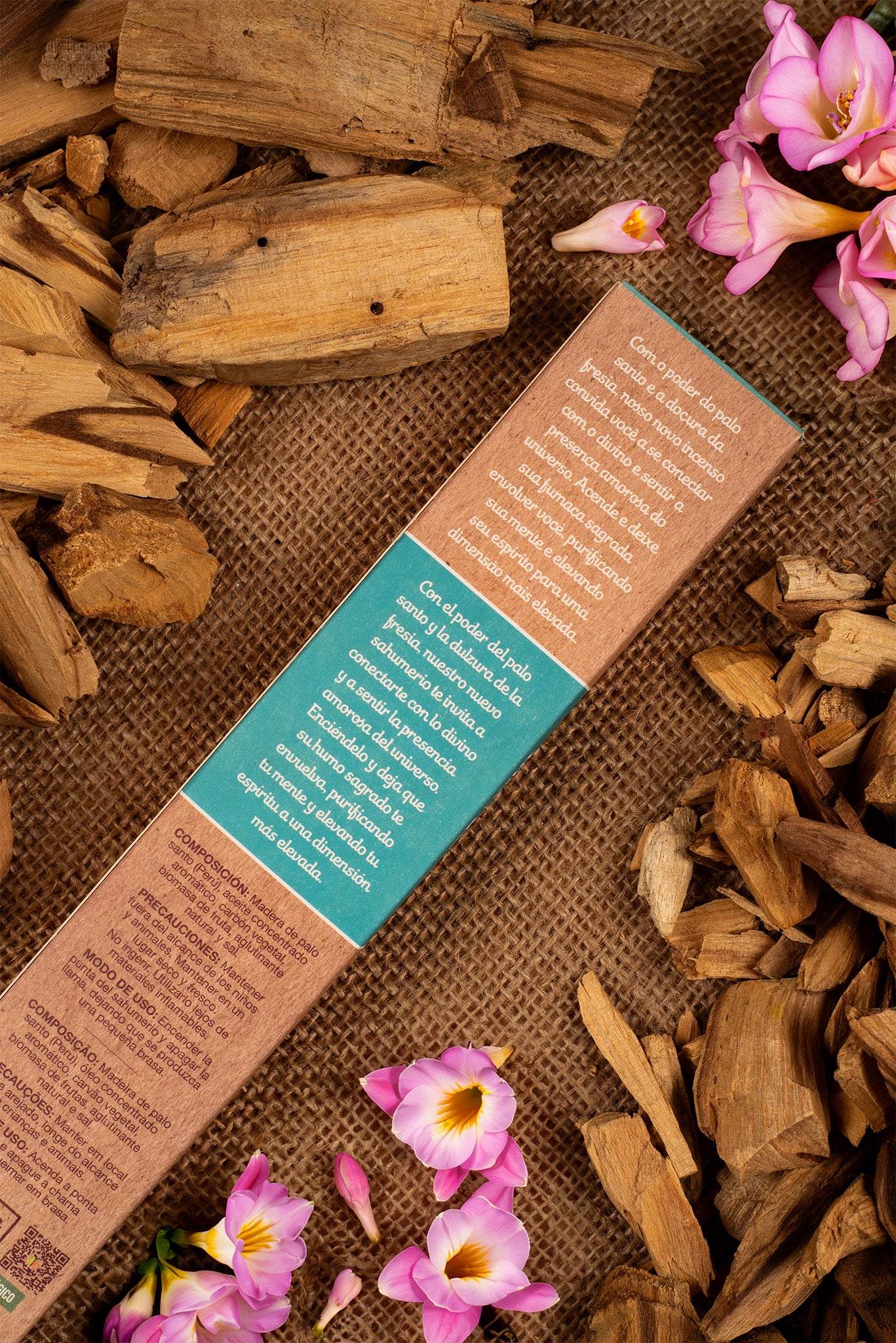 Bețișoare parfumate cu Palo Santo și Frezii pentru liniște și echilibru emoțional (SAGRADA MADRE – Palo Santo Linea)