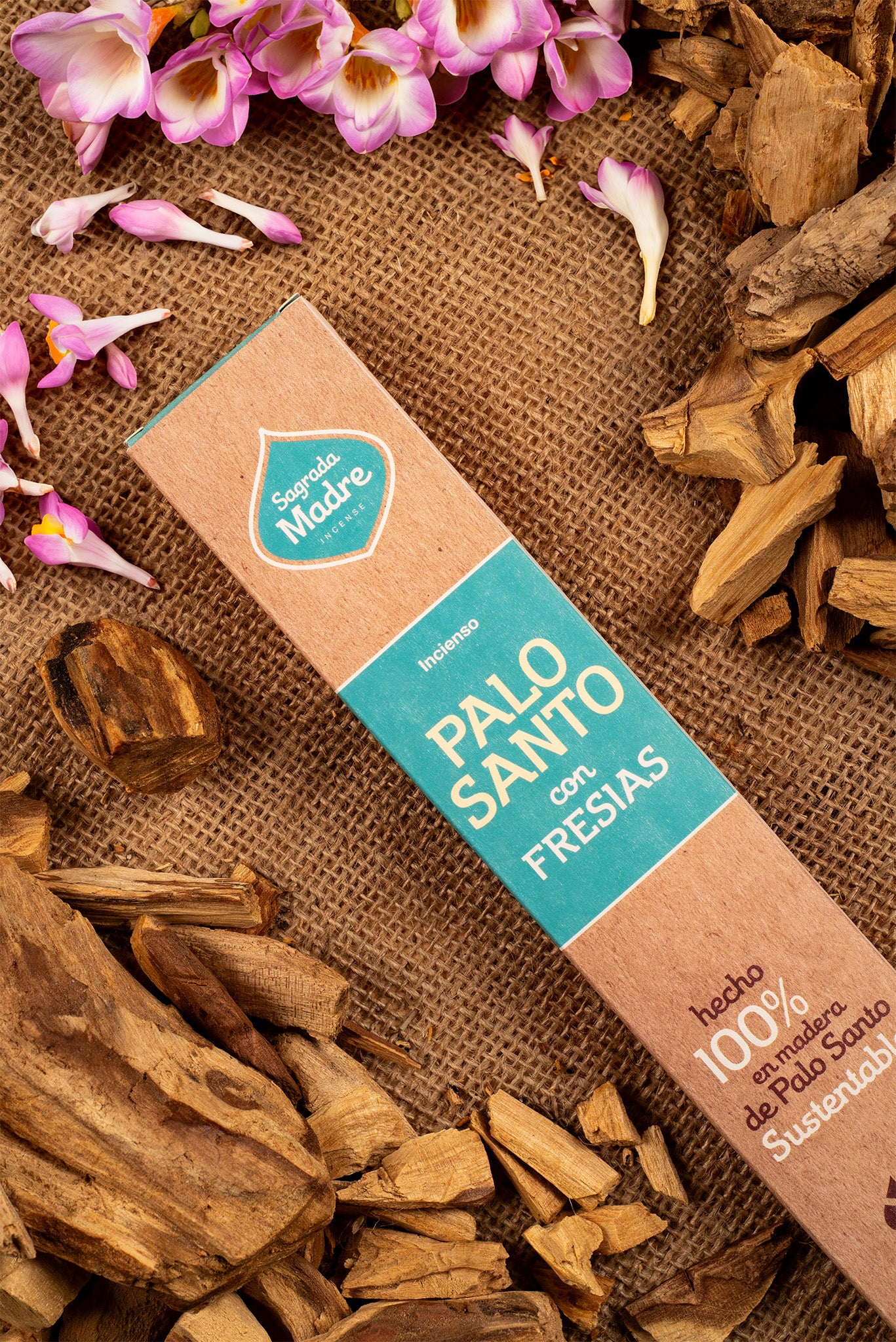 Bețișoare parfumate cu Palo Santo și Frezii pentru liniște și echilibru emoțional (SAGRADA MADRE – Palo Santo Linea)