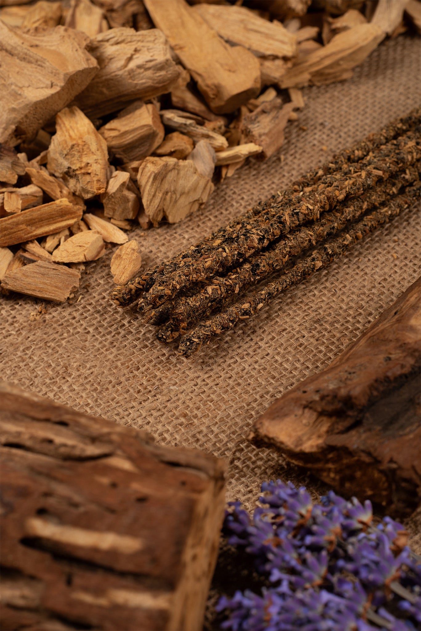 Bețișoare parfumate cu Palo Santo și Pachouli pentru curățare energetică și prosperitate (SAGRADA MADRE – Palo Santo Linea)