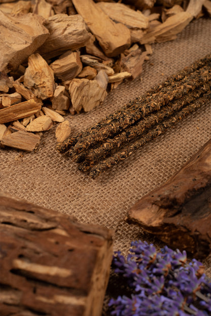 Bețișoare parfumate cu Palo Santo și Pachouli pentru curățare energetică și prosperitate (SAGRADA MADRE – Palo Santo Linea)
