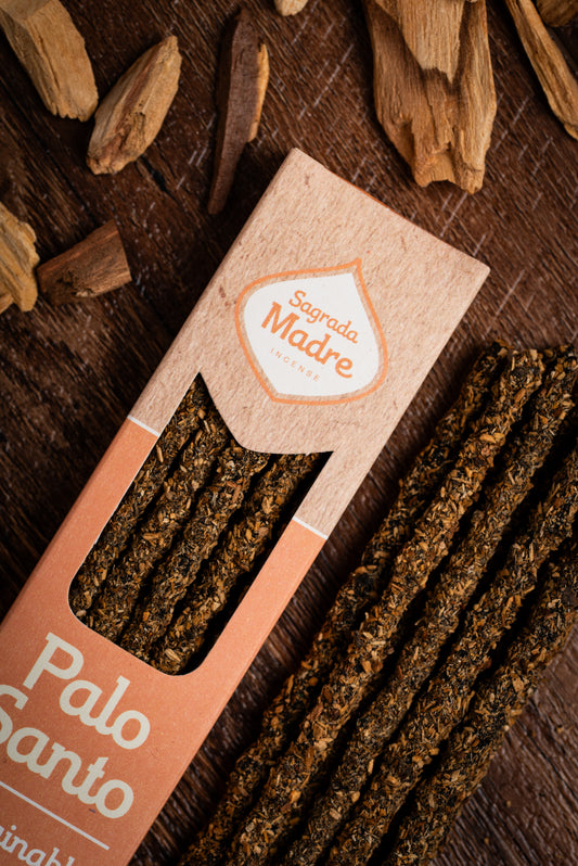 Bețișoare parfumate cu Palo Santo și Scorțișoară pentru curățare energetică, dragoste și abundență (SAGRADA MADRE – Palo Santo Linea)