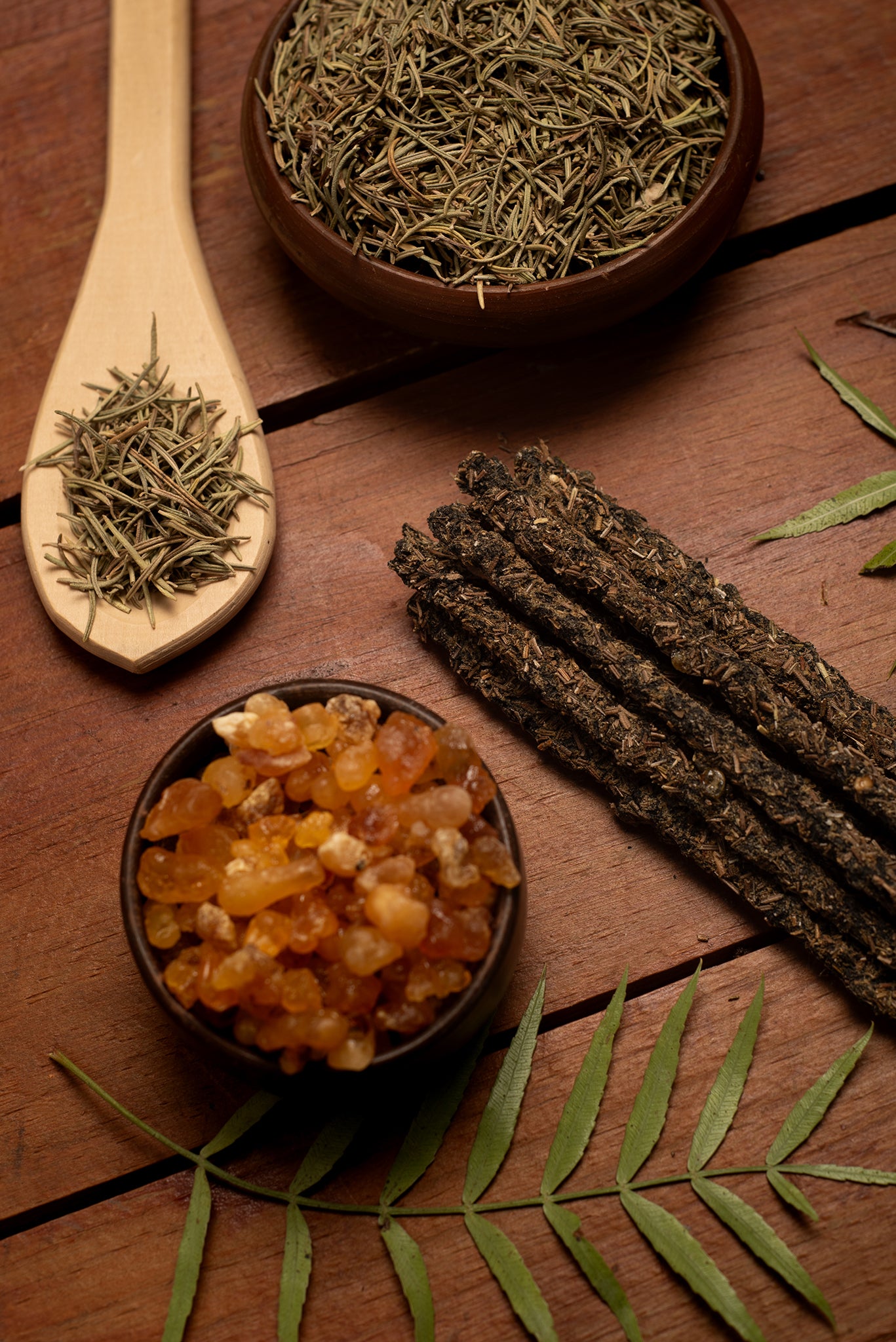 Bețișoare parfumate cu Rozmarin și Ruda pentru energie, transmutare și protecție (SAGRADA MADRE – Natural)