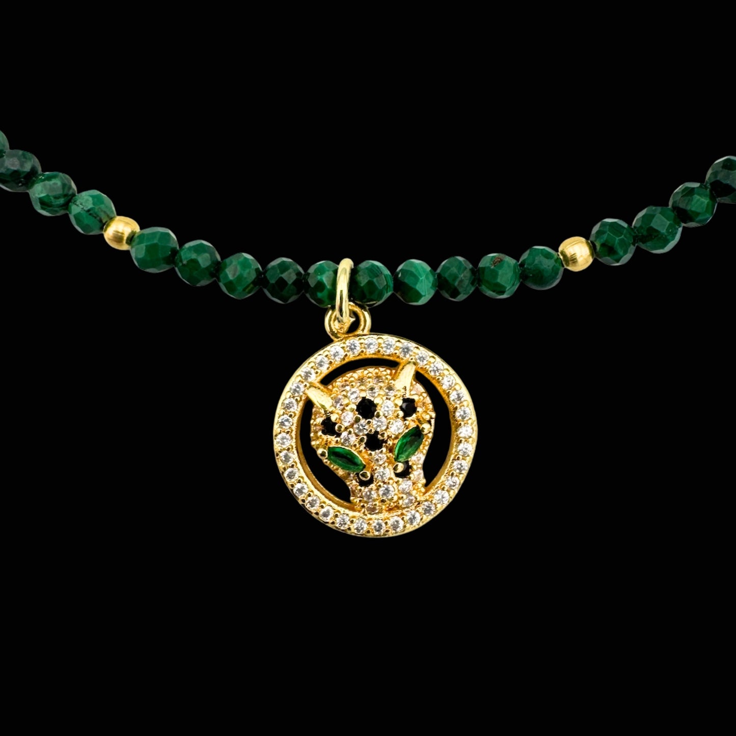 Colier cu Jaguar (Arhetip Șamanic) și Malachit fațetat pentru putere și vitalitate