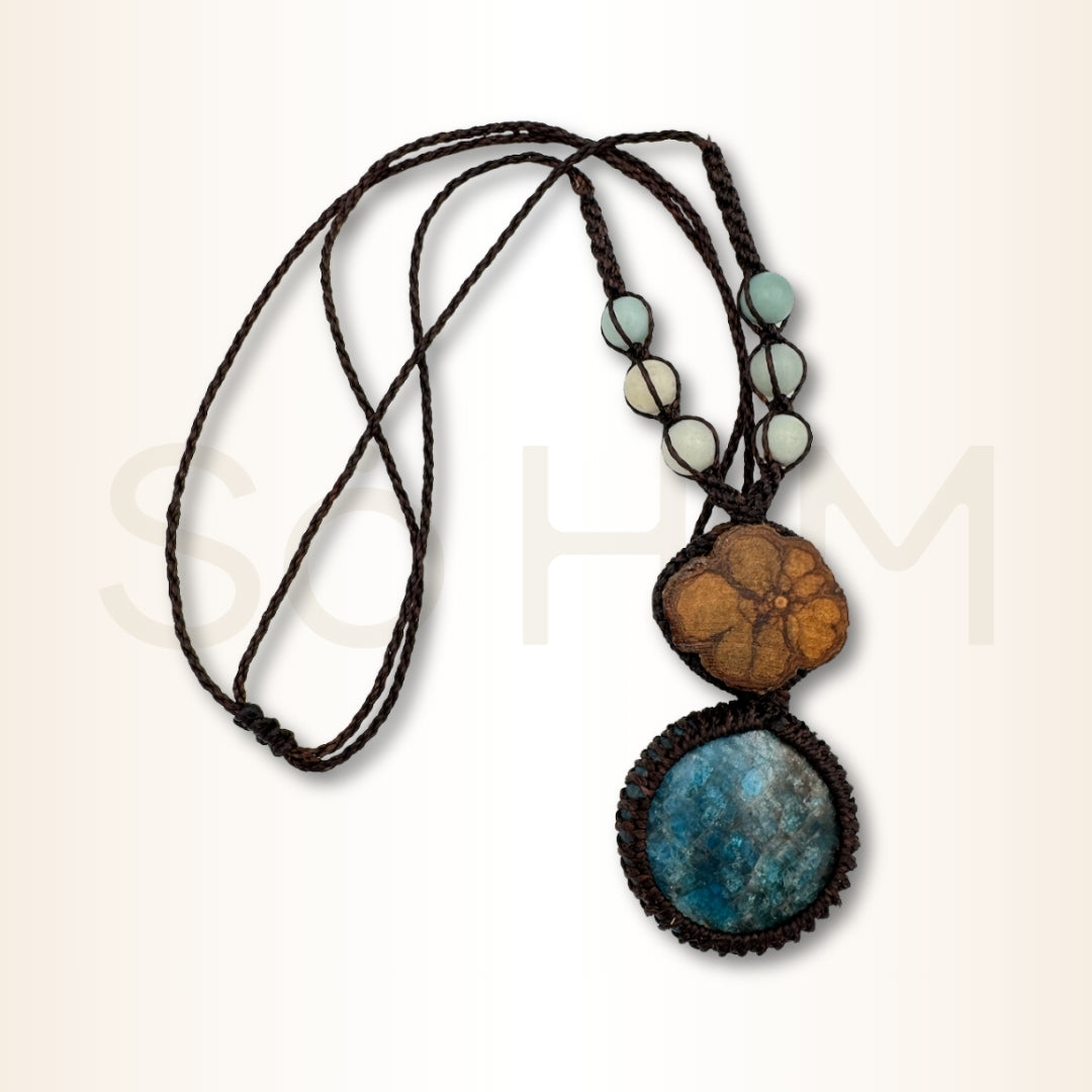 Colier cu Lemn de Ayahuasca și Apatit pentru comunicare clară, încredere și eliberarea blocajelor emoționale