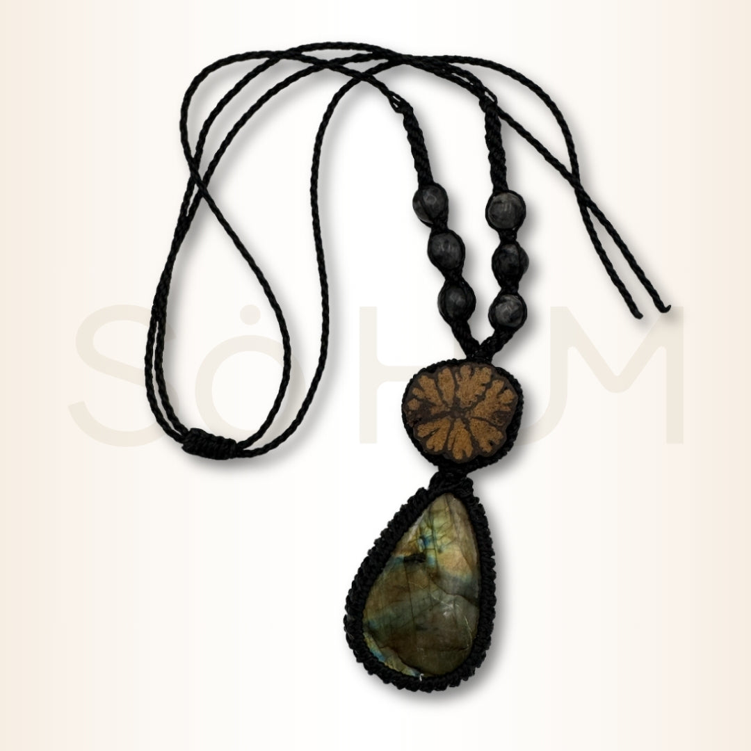 Colier cu Lemn de Ayahuasca și Labradorit pentru intuiție, protecție și transmutare