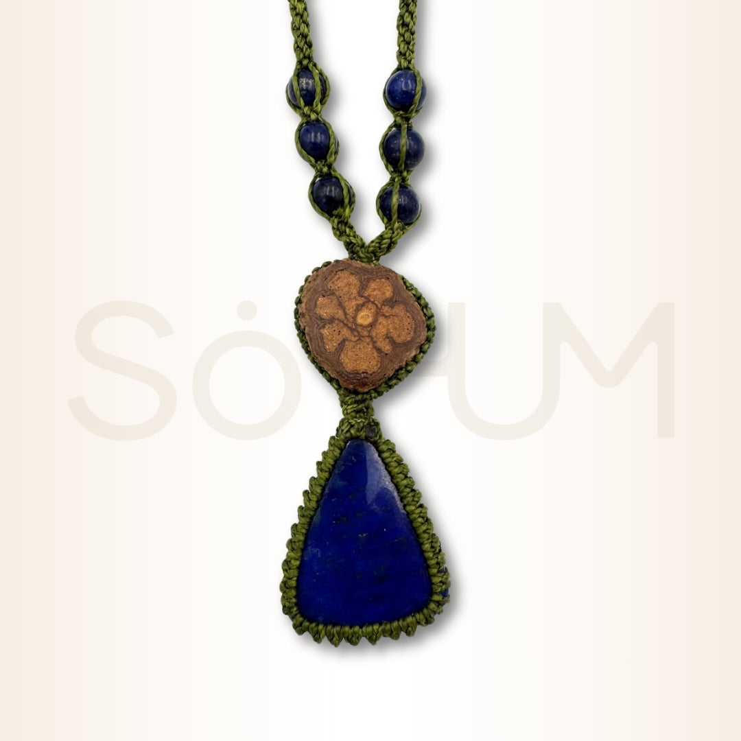 Colier cu Lemn de Ayahuasca și Lapis Lazuli pentru înțelepciune interioară, claritate și protecție energetică