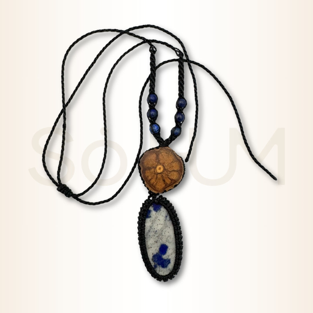 Colier cu Lemn de Ayahuasca și Lapis Lazuli pentru înțelepciune interioară, claritate și protecție energetică