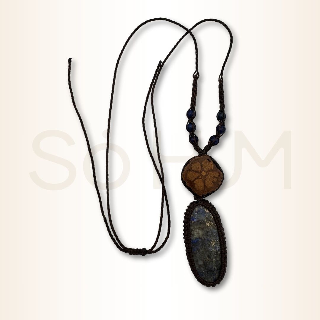 Colier cu Lemn de Ayahuasca și Lapis Lazuli pentru înțelepciune interioară, claritate și protecție energetică