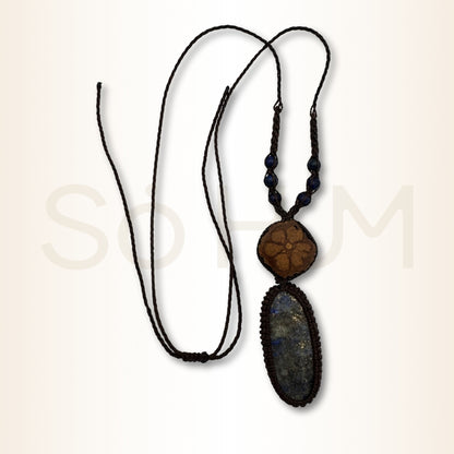 Colier cu Lemn de Ayahuasca și Lapis Lazuli pentru înțelepciune interioară, claritate și protecție energetică