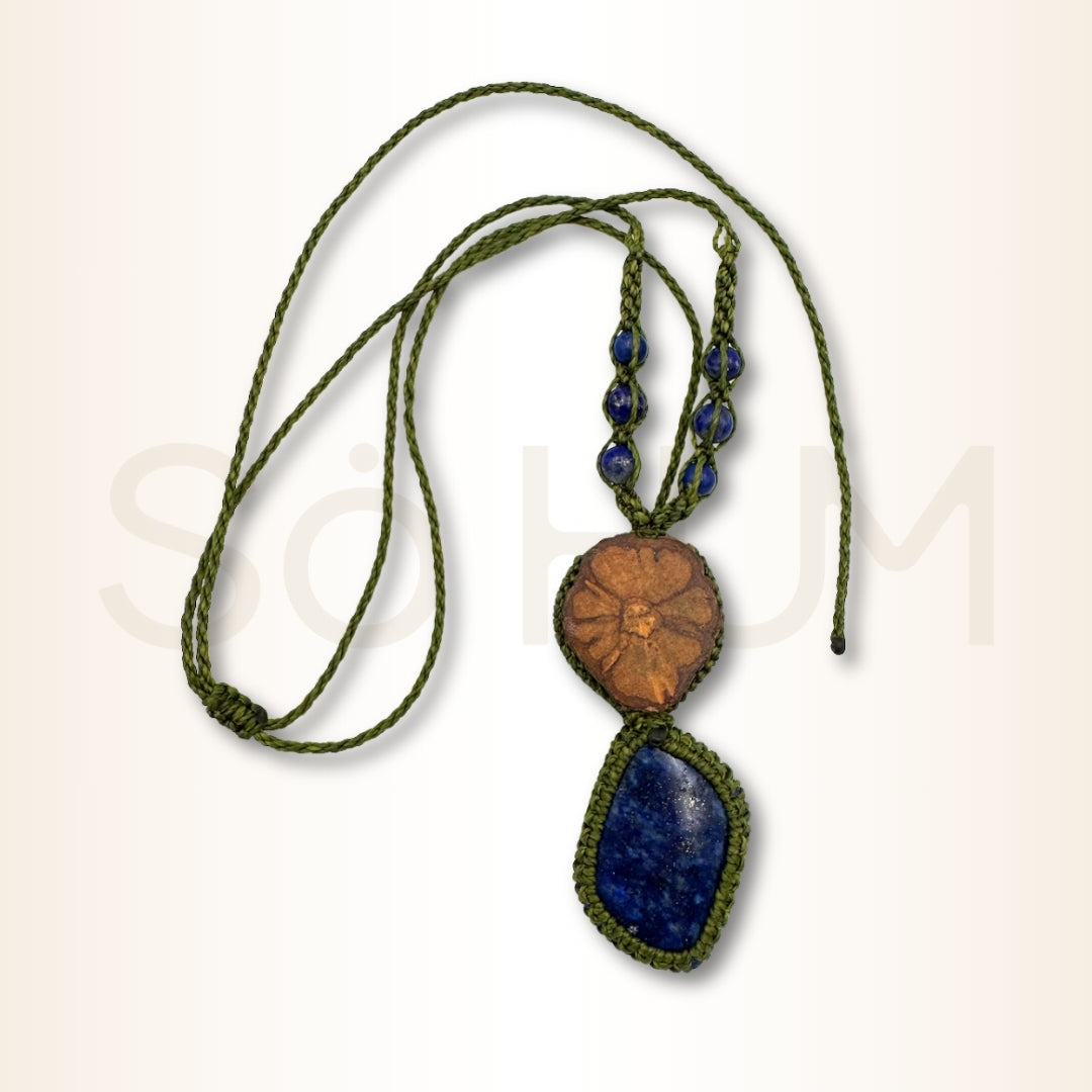 Colier cu Lemn de Ayahuasca și Lapis Lazuli pentru înțelepciune interioară, claritate și protecție energetică