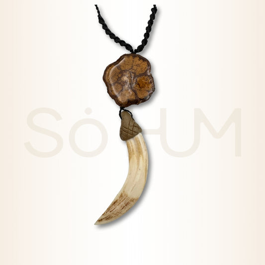 Colier cu Lemn de Ayahuasca și colț de Pecarí pentru protecție, forță și putere
