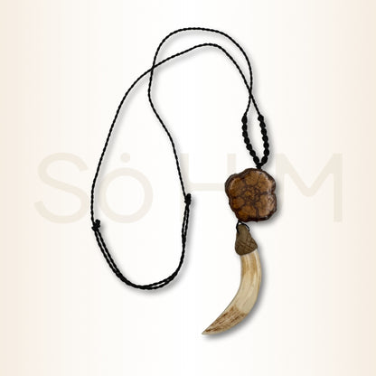 Colier cu Lemn de Ayahuasca și colț de Pecarí pentru protecție, forță și putere