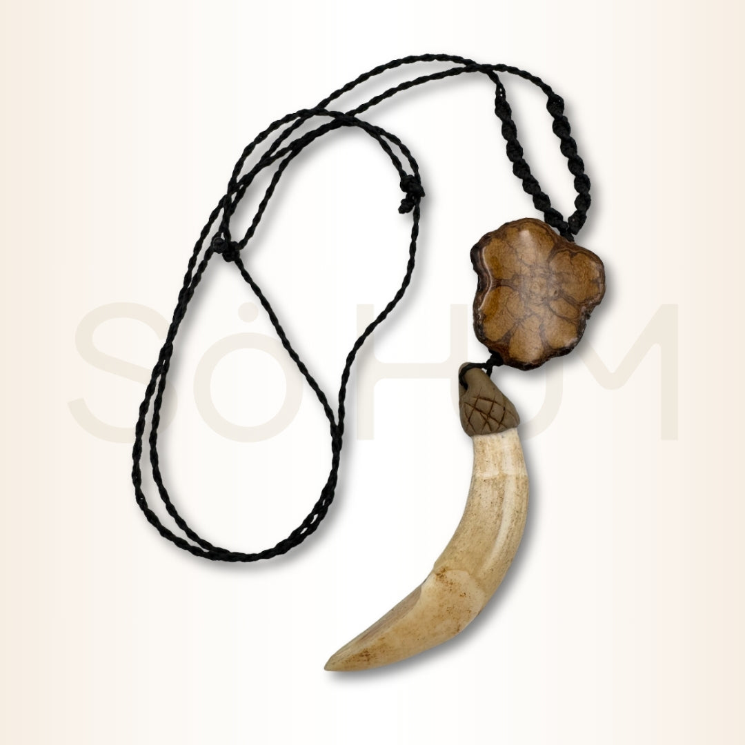 Colier cu Lemn de Ayahuasca și colț de Pecarí pentru protecție, forță și putere